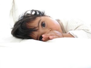 sinais de autismo em bebês e saiba como identificar os primeiros sintomas e garantir um diagnóstico precoce