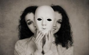 As causas do TPB não são completamente compreendidas mas parecem envolver uma combinação de fatores biológicos, psicológicos e ambientais. Fatores de risco incluem história de abuso emocional ou físico na infância, instabilidade emocional e temperamental, além de predisposição genética. O tratamento do TPB geralmente envolve uma combinação de terapia e medicação. A terapia pode incluir terapia comportamental dialética (DBT), terapia cognitivo-comportamental (TCC), terapia de grupo ou terapia psicodinâmica. A medicação pode incluir estabilizadores de humor, antipsicóticos ou antidepressivos. O tratamento pode ajudar a controlar os sintomas, melhorar o funcionamento interpessoal e reduzir o risco de comportamentos autodestrutivos.