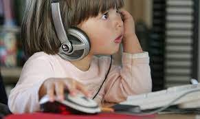 A atividade física é fundamental para manter uma boa saúde mental. O exercício pode ajudar a reduzir o estresse e a ansiedade, proporcionando uma sensação de bem-estar geral e melhorando a qualidade de vida. Nesta resposta, explorarei mais sobre como o exercício pode ajudar a melhorar a saúde mental. O exercício físico regular tem sido associado a uma redução no estresse e na ansiedade, o que pode ser atribuído a uma série de fatores. Quando você se exercita, seu corpo libera endorfinas, substâncias químicas que ajudam a reduzir a dor e aumentar a sensação de prazer e felicidade. Isso pode ajudar a aliviar a ansiedade e o estresse. Além disso, o exercício pode ajudar a melhorar a qualidade do sono, o que é fundamental para uma boa saúde mental. O sono é importante para o processo de reparação e regeneração do corpo, incluindo o cérebro. Quando você não dorme o suficiente, pode ter dificuldade para lidar com o estresse e a ansiedade, e isso pode afetar sua saúde mental. O exercício também pode ajudar a melhorar a autoestima e a confiança, o que pode ajudar a reduzir a ansiedade e o estresse. Quando você se exercita regularmente e começa a ver resultados, como perda de peso ou aumento da resistência física, isso pode ajudar a aumentar sua autoestima e confiança. Por fim, o exercício pode ajudar a melhorar a função cognitiva e a reduzir o risco de desenvolver doenças neurodegenerativas, como a doença de Alzheimer. A atividade física ajuda a aumentar o fluxo sanguíneo para o cérebro, o que pode ajudar a melhorar a função cognitiva e a memória. Em resumo, a atividade física é fundamental para manter uma boa saúde mental. O exercício pode ajudar a reduzir o estresse e a ansiedade, melhorar a qualidade do sono, aumentar a autoestima e a confiança e melhorar a função cognitiva. Por isso, é importante incluir o exercício em sua rotina diária para obter benefícios significativos para a saúde mental e física. Fagner Familia de Deus me fale mais Com certeza! Além dos benefícios que mencionei anteriormente, a atividade física também pode ajudar a reduzir a depressão e melhorar o humor. Quando você se exercita, seu corpo libera neurotransmissores como a serotonina, que é responsável por regular o humor, o sono e o apetite. A falta de serotonina pode levar a sintomas de depressão, por isso o exercício pode ajudar a aumentar os níveis de serotonina no cérebro e melhorar o humor. Outro benefício importante da atividade física é que ela pode ajudar a reduzir o risco de doenças crônicas, como doenças cardíacas, diabetes tipo 2 e alguns tipos de câncer. A atividade física ajuda a fortalecer o coração e os vasos sanguíneos, além de ajudar a manter o peso sob controle, o que pode reduzir o risco de doenças crônicas. A atividade física também pode ajudar a melhorar a socialização e a autoexpressão. Quando você se exercita em grupo ou participa de atividades esportivas, isso pode ajudar a desenvolver habilidades sociais, melhorar a autoconfiança e a autoexpressão. Além disso, o exercício em grupo pode ajudar a reduzir o isolamento social e a solidão, que podem afetar negativamente a saúde mental. Por fim, é importante ressaltar que a atividade física não precisa ser intensa ou extenuante para trazer benefícios para a saúde mental. Qualquer tipo de atividade física pode ajudar a melhorar a saúde mental, desde caminhar ou nadar até praticar ioga ou pilates. O importante é fazer alguma atividade física regularmente e torná-la parte de sua rotina diária. Em resumo, a atividade física é uma maneira eficaz e acessível de melhorar a saúde mental. Além de ajudar a reduzir o estresse, a ansiedade e a depressão, ela também pode melhorar o humor, reduzir o risco de doenças crônicas, melhorar a socialização e a autoexpressão. Por isso, é importante incluir o exercício em sua rotina diária para obter todos esses benefícios para a saúde mental e física.