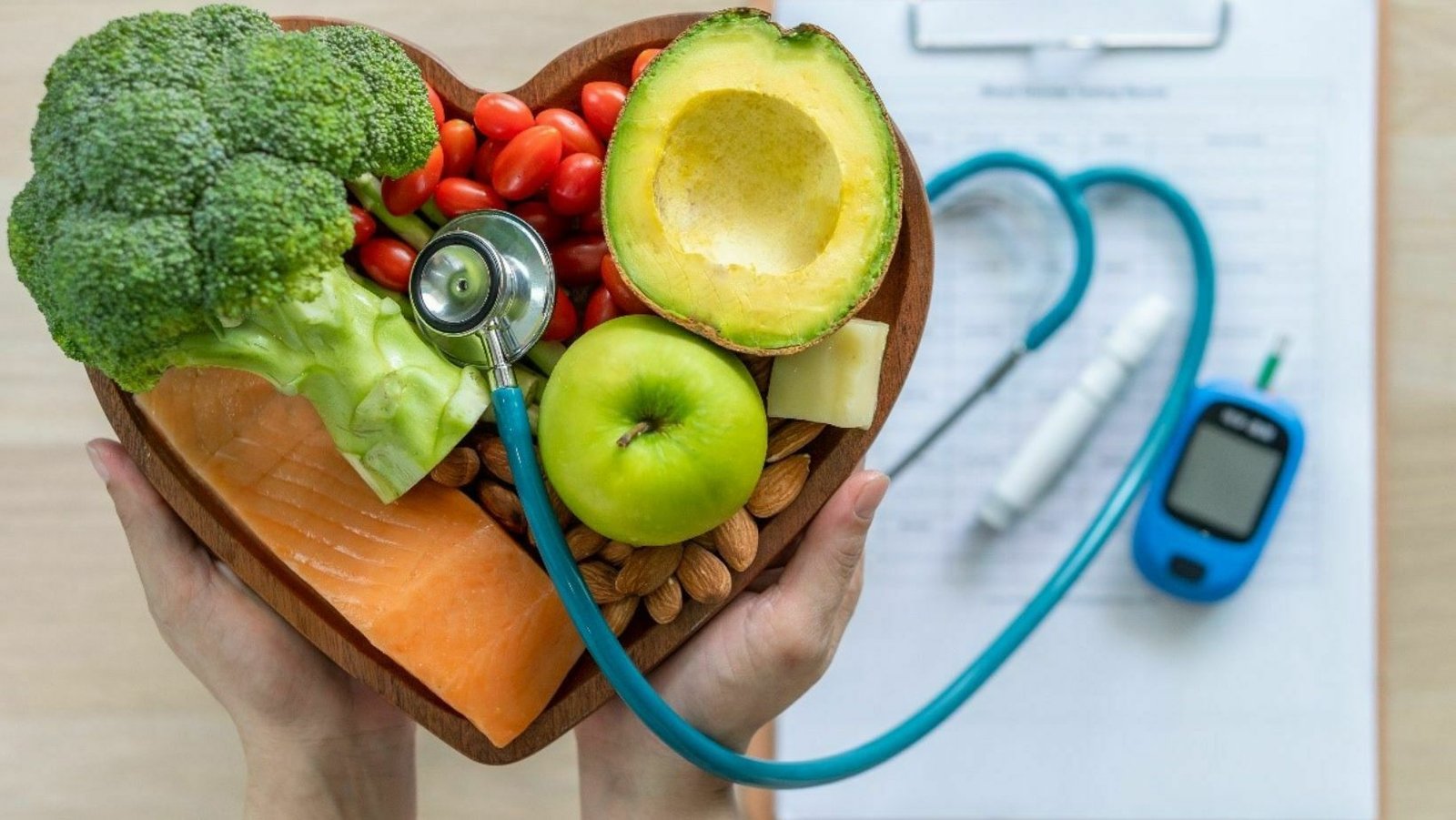 Manter uma dieta saudável e equilibrada é essencial para controlar o colesterol alto.