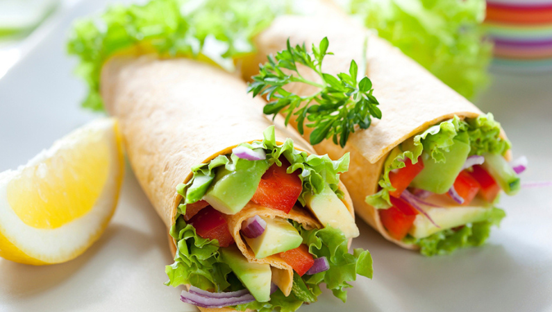 Wrap de Frango com Alface e Abacate: