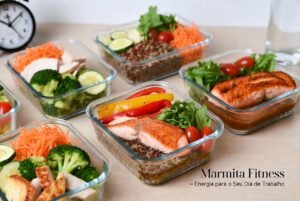 Receitas de marmita fitness para ganhar energia no trabalho – potes com frango, salmão, quinoa e legumes coloridos